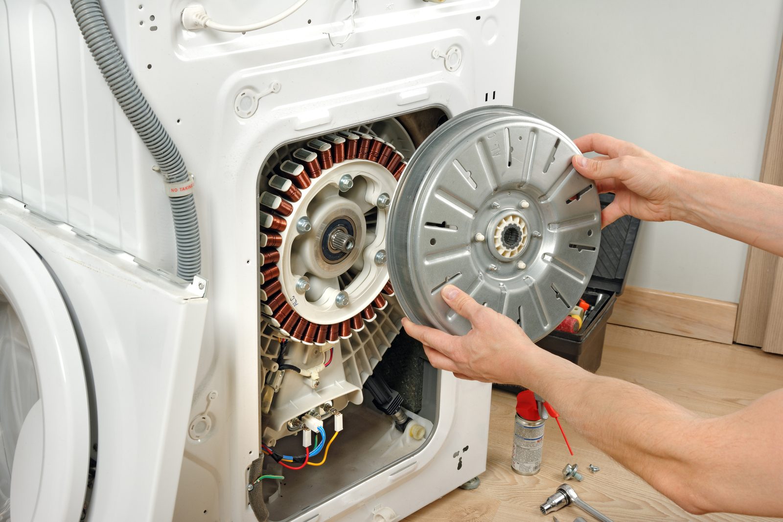 Technicien réparant un lave-linge